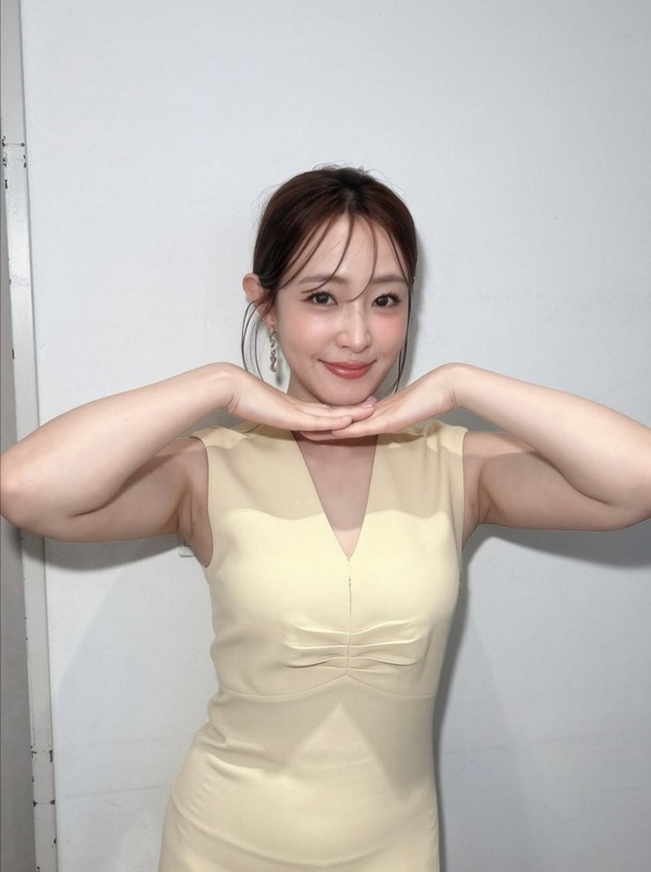 【画像】大沢あかねさん(41)が巨乳をアピールしてる