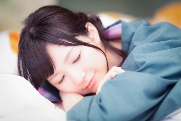 【画像】寝てる女を拾って帰る奴www