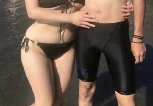 【画像】海岸に現れた乳房がデカすぎる女子高生www