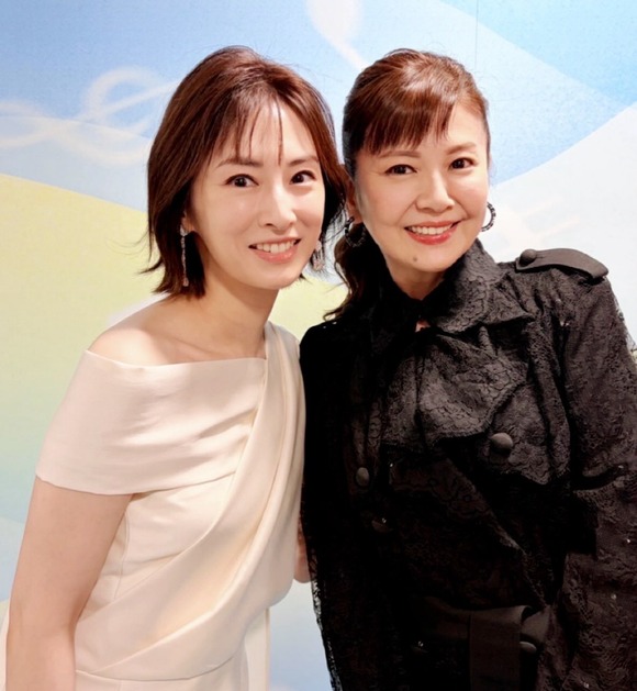 南野陽子（59）のミニ衣装にネットくぎ付けwww（動画あり）