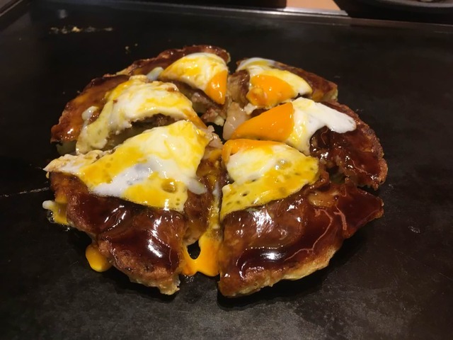 【文化の違い】東京さん、お好み焼きをピザみたいに切ってしまうwww