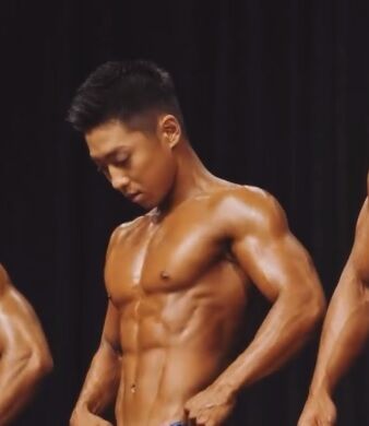 【悲報】マッチョビルダーさん、大会中に勃起が抑えられなくなってしまうwww