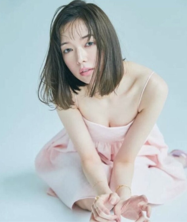 テレビに『佐藤栞里』出てると貧相なお乳を見ちゃう奴www