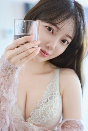 【画像】元乃木坂46堀未央奈、デカ乳ランジェリー姿を解禁www3rd写真集「深紅の余韻」からセクシーカットが公開！！
