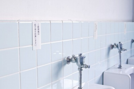 【悲報】アメリカ人さん、トイレで中学生を盗撮。外国人性加害が増え続ける恐怖…