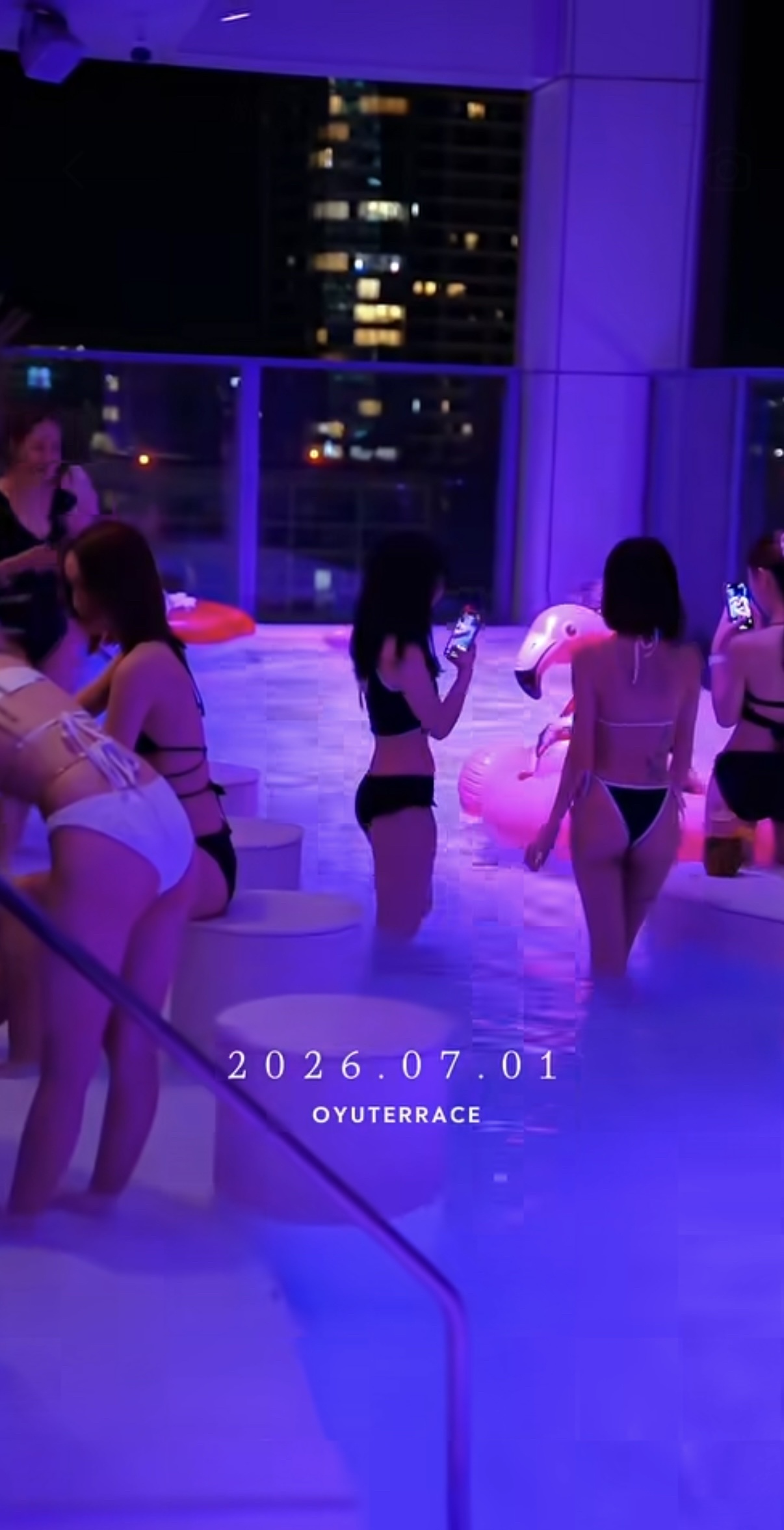 【画像】渋谷にあるナイトプールがエロすぎると話題にｗｗｗ