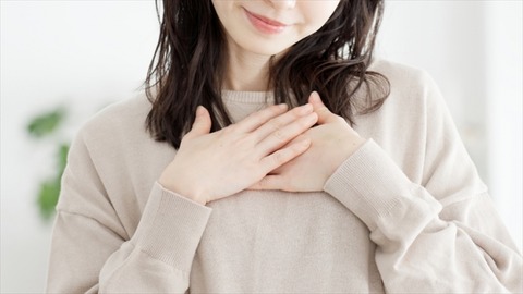 【画像】町の女性職員さん、胸の谷間を見せつけるwww