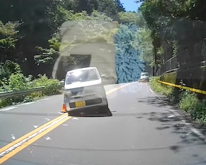 【動画】大垂水峠で超速の軽自動車が突っ込んでくる恐怖のドラレコ。