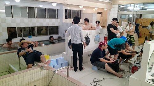【悲報】銭湯でチンポ隠す男