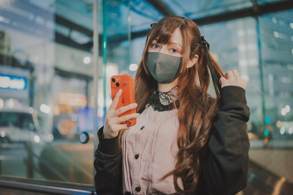 【画像】「マスク美人さん、また我々を欺く」←←←←海外でも流行りだすwww