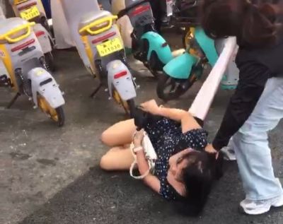 【動画】「パンティー、よこさんかい」女さん達によるパンティー狩りが横行してしまう