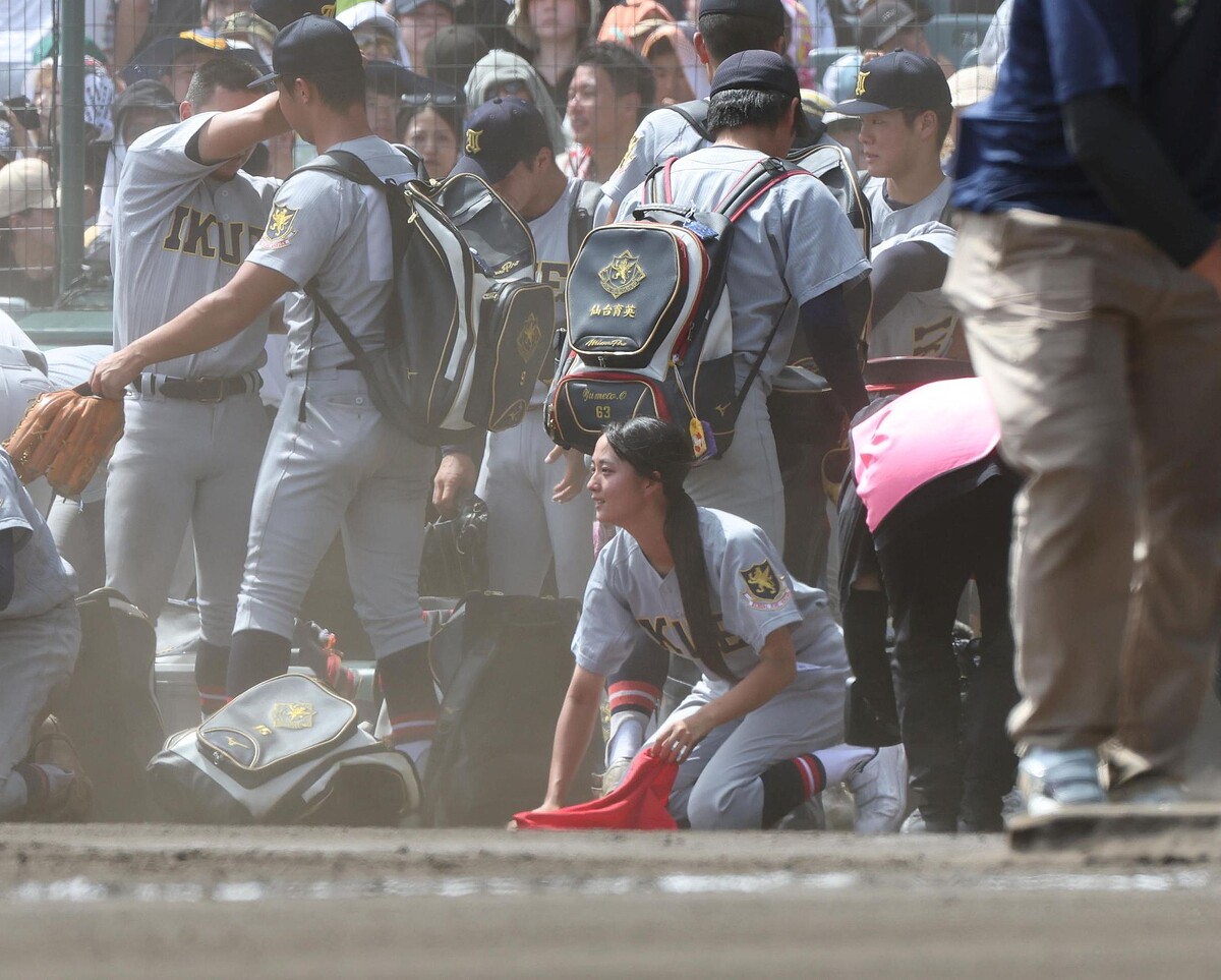 【画像】甲子園の砂を集めるエッチな女子マネwww