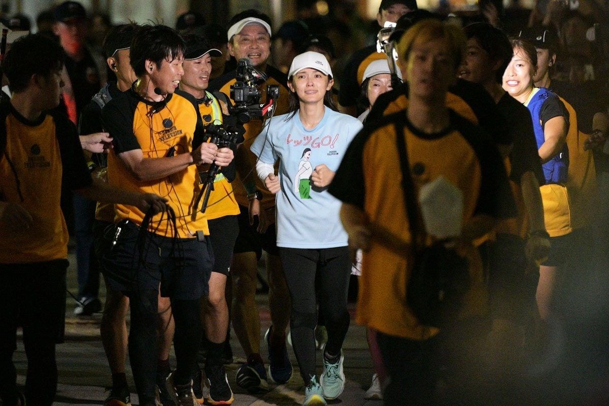 【放送事故】星野真里のゴール目前〝24時間マラソン〟に乱入者 着服金問題のプラカード掲げ「触るな、お前ら！」
