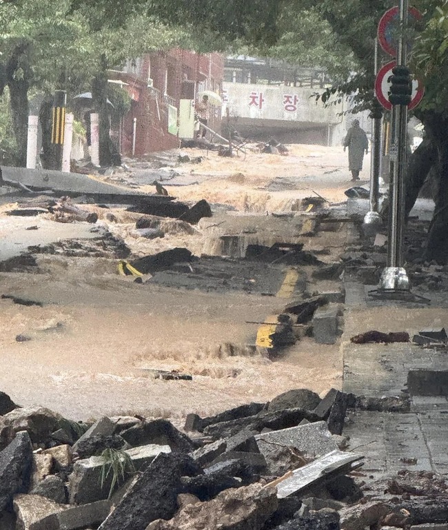 【画像】大雨が降っただけで道路がめちゃくちゃwww