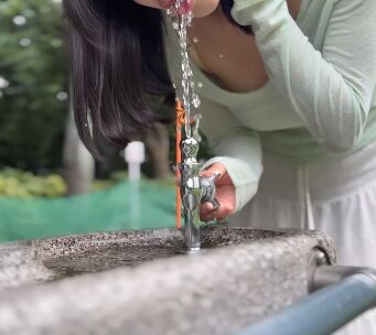 【動画】さり気なくおっぱい見せる女の子www