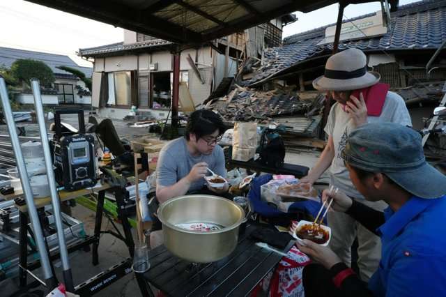 崩壊したわが家で夕食　熊本県氷川町の男性、避難所で暮らさない理由