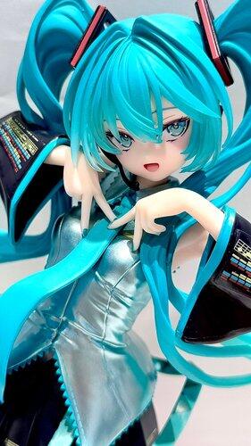 【画像】初音ミクのゲーセンフィギュアのクオリティ、限界突破