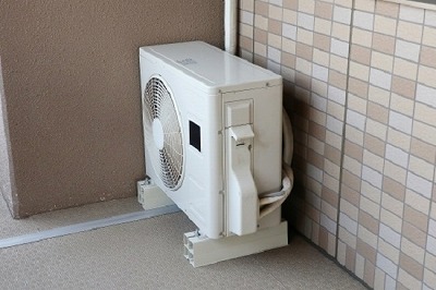 【悲報】お母さん、隣の家がとんでもない位置に室外機を取り付けブチギレwww