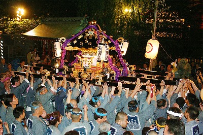 【悲報】浅草のお祭り男さん、派手すぎて炎上www