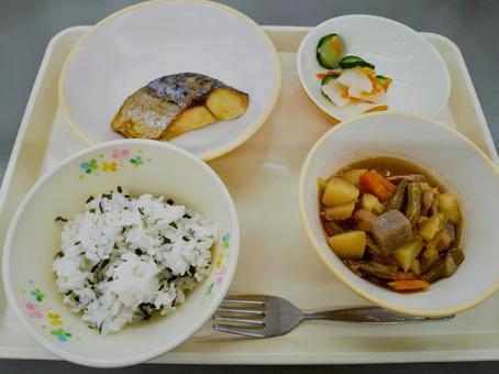 【悲報】給食の無償化、とんでもない結果となってしまう・・・（※画像あり）