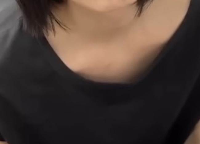 【画像】Aカップ美女さん、前屈みでチラチラ乳首www