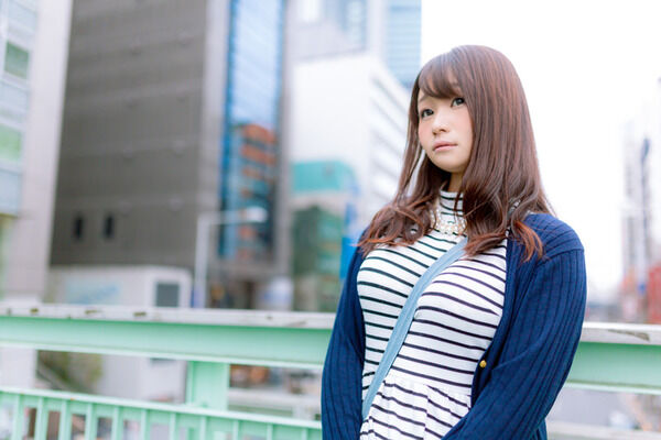 【動画あり】露骨にセクシー売りする一般人女性さん、ベランダで1人飲みするだけで123万再生www
