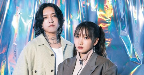 【衝撃画像】YOASOBIの衣装、限界突破www