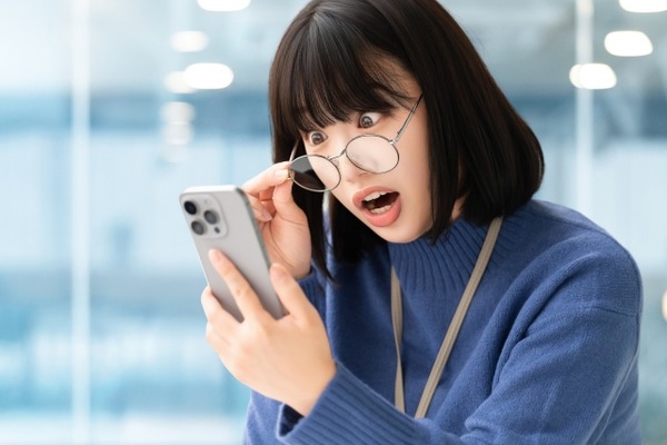 【画像】芸能人さん、おいおいこんな露出狂みたいな服で歩いてるのwww