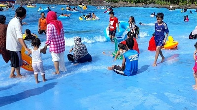 【悲報】 日本人男性さん、プールで乳首を出さなくなるwww