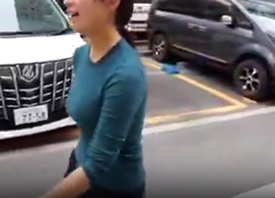 【動画】オニギリ屋台の美人女店主、歩く度に乳をタプンタプンさせてしまう！