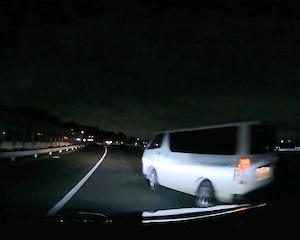 【動画】圏央道のハイエース自爆事故、怖すぎワロタwww