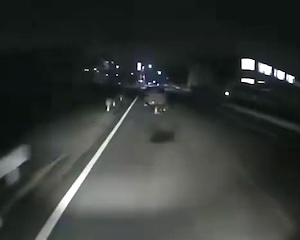 【動画】これはひどい。道路ド真ん中の放置車両に突っ込んでしまうドラレコ。