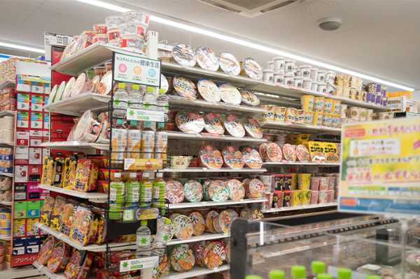 コンビニや飲食店から日本人男店員が消える
