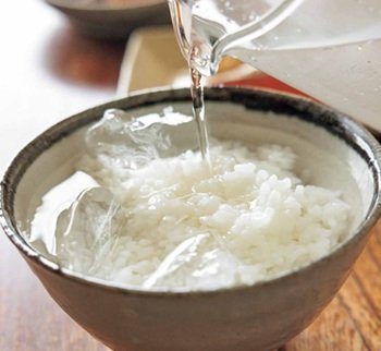 【動画】「水かけご飯」、ついに世界にバレてしまうwww