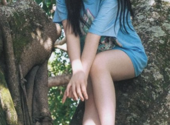 【画像】こういうパンツスタイルの女子に勃つ奴www