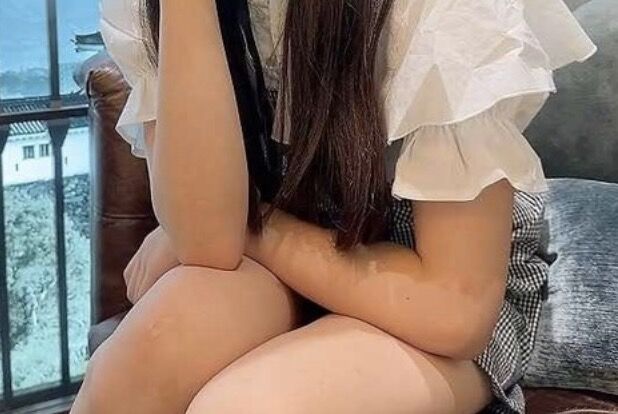 【朗報】女子高生、突然の豪雨で制服がスケスケwww