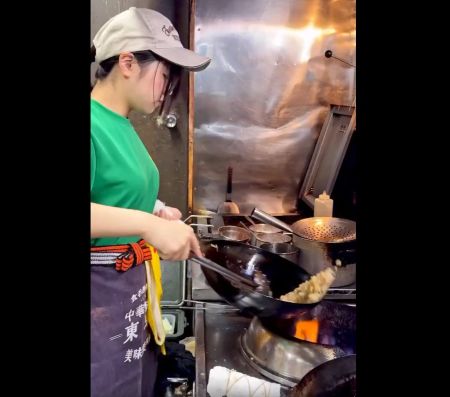 【動画】巨乳女子中学生が作るチャーハンけしからん