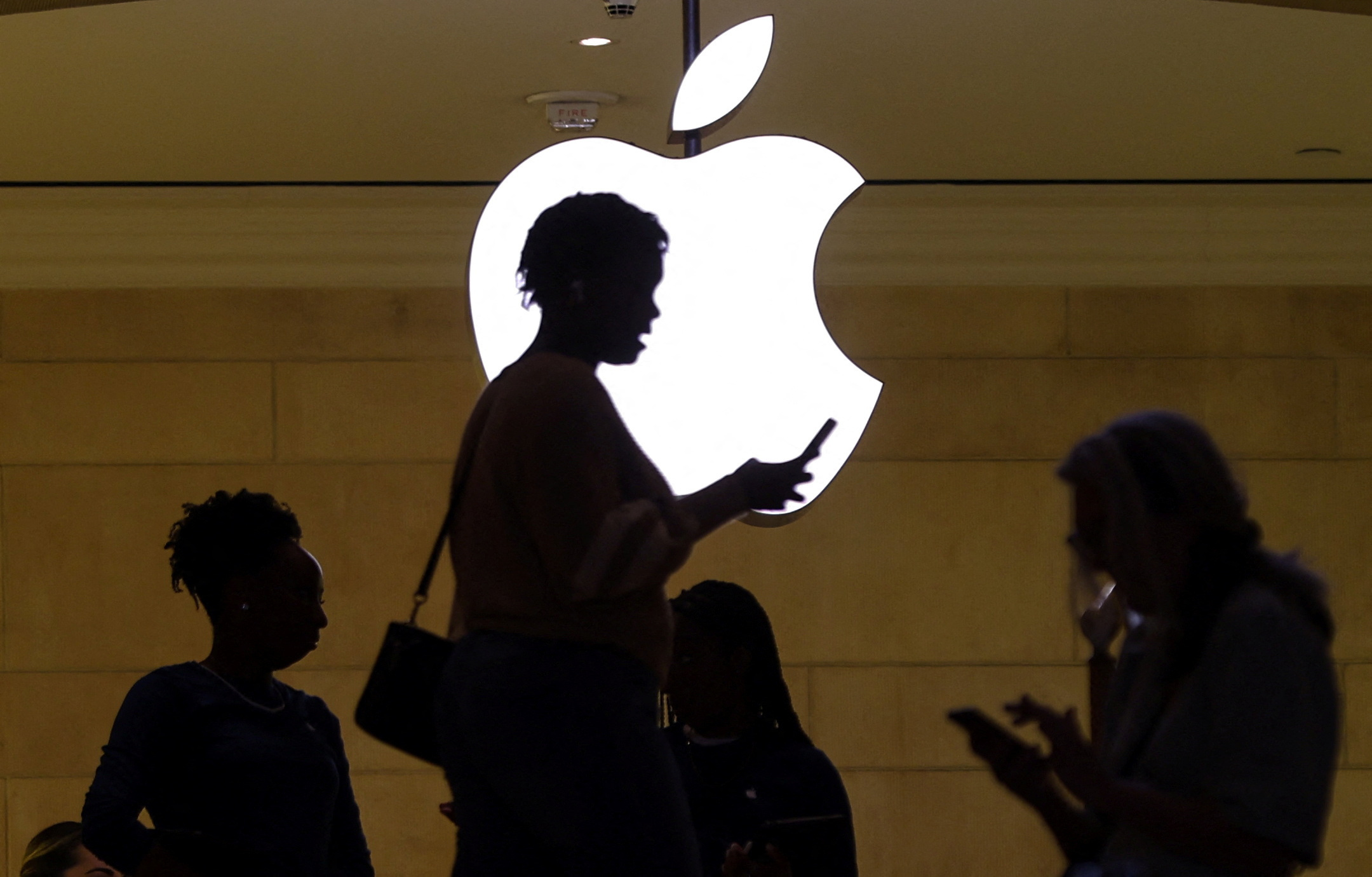 【アップル発表会】10年も開発してこれ？30万超の折り畳みiPhoneは、ただの「見栄っ張りな負け組」への踏み絵だｗ