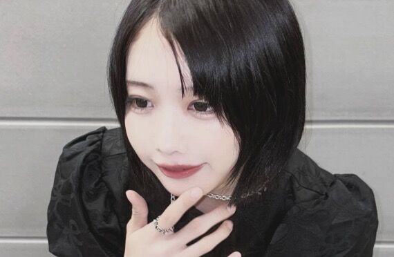 【速報】あのちゃん、前屈みで乳房チラり