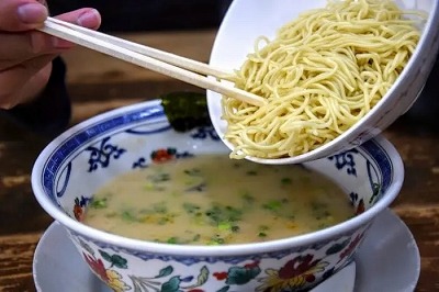 博多ラーメン店「替え玉するくらいなら最初から大盛り頼め」　“替え玉文化”に一石を投じる