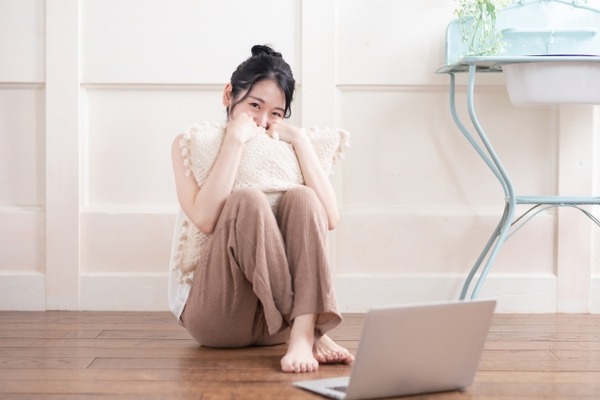 【画像】女さん、極太の『オトナの玩具』を隠そうとしてバレる⇒www