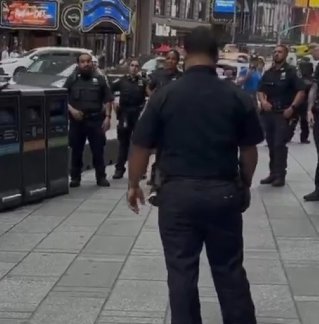 【閲覧注意・動画】ニューヨークで二刀流が警察に蜂の巣にされるwww