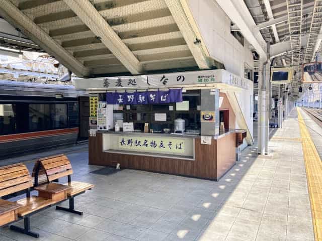 そりゃホームからなくなるわけだ･･･「立ち食いそば」が絶滅寸前の危機 哀愁漂う昭和の遺産がなくなりつつある理由