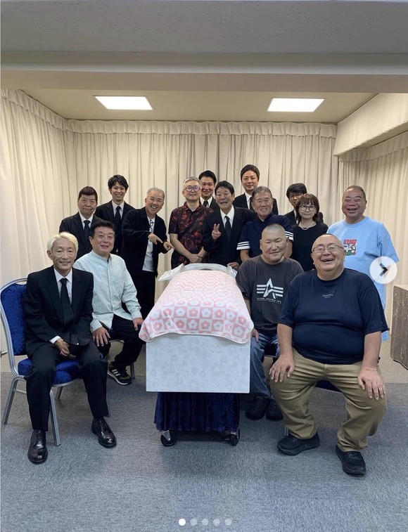 【画像】グレート義太夫の葬儀に来た有名人www