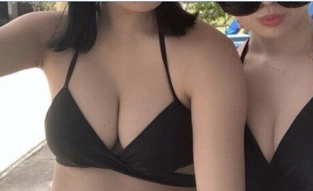 【朗報】役場の美人色白職員、前屈みで谷間がwww