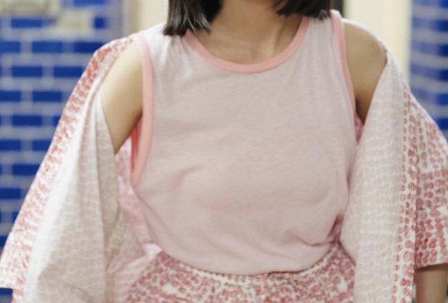 【画像】駅で『愛撫』されてる泥酔美女の画像www