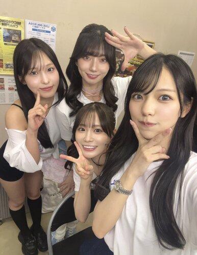 【朗報】人気AV女優さん「すごいメンツで写真とった」www