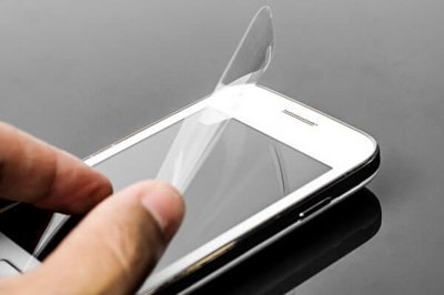 【画像】スマホのフィルムを自動で貼ってくれる自販機ｗｗｗ