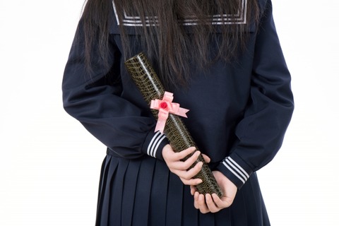 【画像】母、娘の卒業式でレベチを見せつけるwww