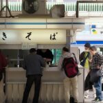そりゃホームからなくなるわけだ…「立ち食いそば」が絶滅寸前の危機 哀愁漂う昭和の遺産がなくなりつつある理由